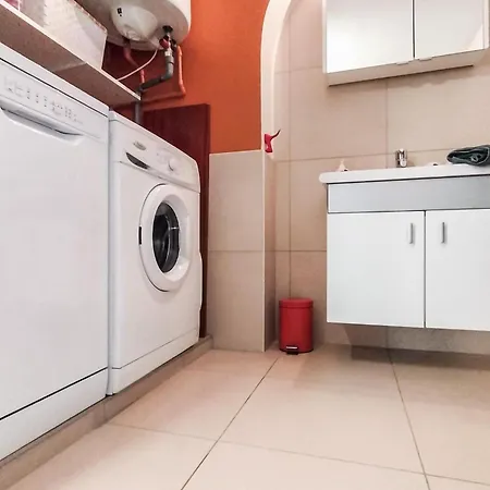 1 Bedroom Front In Apartment *